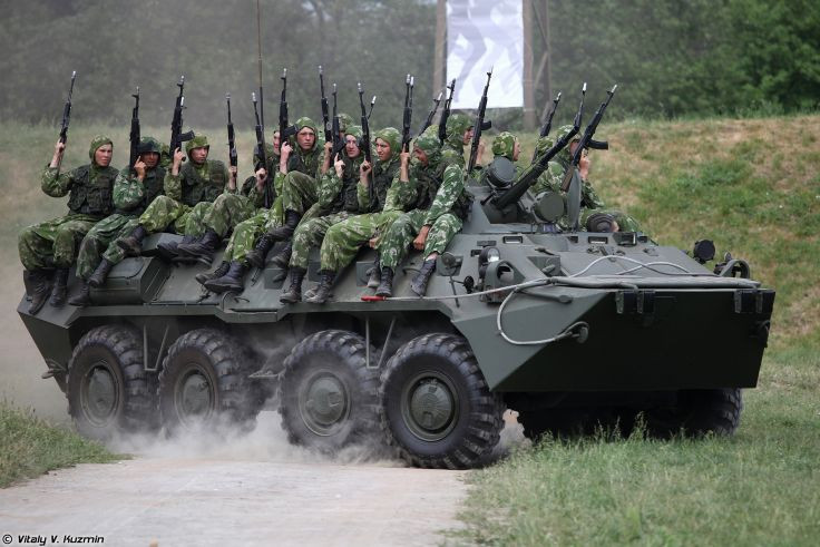 Ra đời dưới thời Liên Xô, ước tính 5.000 chiếc BTR-80 được chế tạo từ năm 1984 tới tận ngày nay với vô số các phiên bản dùng cho mục đích không chỉ chở quân mà còn trinh sát, cứu hộ, chỉ huy chiến trường.. - Ảnh: Vitaly Kuzmin