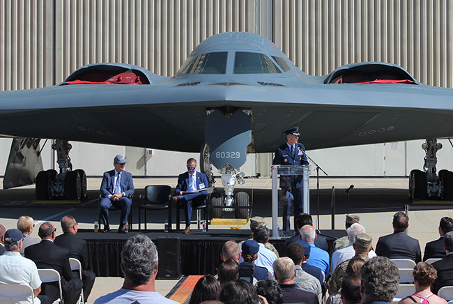 Vào ngày 22/11/1988, chiếc B-2 đầu tiên được chính thức bàn giao cho lực lượng Không quân chiến lược Mỹ và có tên là Spirit. Máy bay trông giống như một chiếc boomerang, với phần phía sau có răng cưa. Giống như các thiết kế của Northrop trước đây, B-2 không có đuôi; cánh và thân thành một khối phẳng, mà sau này được gọi là thiết kế "cánh bay"; bốn động cơ phản lực F118-GE-100 nằm sâu trong thân máy bay.