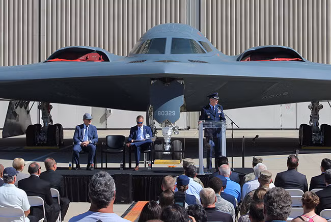 Vào ngày 22/11/1988, chiếc B-2 đầu tiên được chính thức bàn giao cho lực lượng Không quân chiến lược Mỹ và có tên là Spirit. Máy bay trông giống như một chiếc boomerang, với phần phía sau có răng cưa. Giống như các thiết kế của Northrop trước đây, B-2 không có đuôi; cánh và thân thành một khối phẳng, mà sau này được gọi là thiết kế "cánh bay"; bốn động cơ phản lực F118-GE-100 nằm sâu trong thân máy bay.