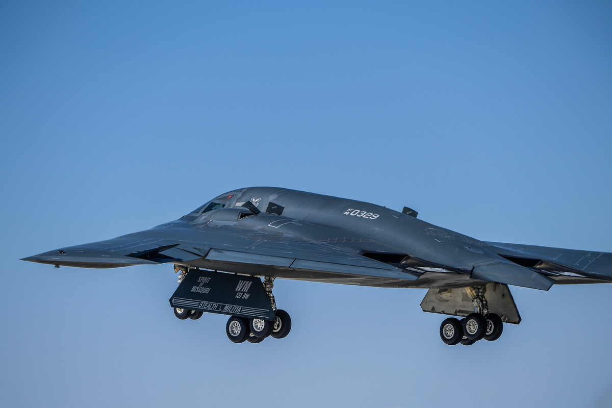 Tuy nhiên với những quốc gia có lực lượng phòng không hùng hậu như Nga và Trung Quốc thì B-2 khó có thể "làm mưa, làm gió", vì họ có những loại radar có thể bắt sống B-2. Bên cạnh đó, do là máy bay tàng hình, nên B-2 phải hoạt động một mình, và bắt buộc không được nhận bất kỳ sự hộ tống nào; nên trong trường hợp bị tiêm kích đối phương phát hiện, B-2 chắc chắn sẽ bị bắn rơi vì nó hoàn toàn không có khả năng tự vệ.