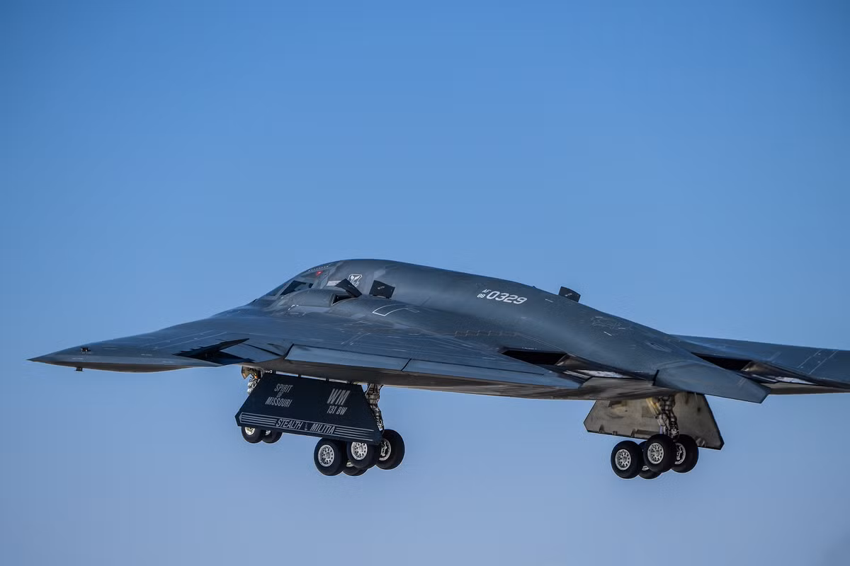 Tuy nhiên với những quốc gia có lực lượng phòng không hùng hậu như Nga và Trung Quốc thì B-2 khó có thể "làm mưa, làm gió", vì họ có những loại radar có thể bắt sống B-2. Bên cạnh đó, do là máy bay tàng hình, nên B-2 phải hoạt động một mình, và bắt buộc không được nhận bất kỳ sự hộ tống nào; nên trong trường hợp bị tiêm kích đối phương phát hiện, B-2 chắc chắn sẽ bị bắn rơi vì nó hoàn toàn không có khả năng tự vệ.