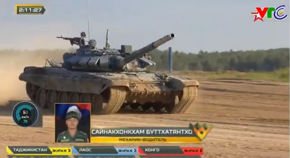 Chúng ta sẽ cùng ba đội tuyển còn lại bước vào vòng chung kết kịch tính của Tank Biathlon năm nay hứa hẹn vô cùng hấp dẫn, và đặc biệt là đội tuyển Việt Nam đang nắm trong tay một lợi thế rất lớn. Hi vọng trong chặng đua cuối cùng này, đội ta sẽ bộc lộ hết khả năng của mình, cộng với đó là tính may mắn với xe đảm bảo kỹ thuật tốt, hướng tới mục tiêu đạt huy chương vàng. Ảnh: Xe tăng của đội Lào cơ động tốc độ cao. Video Bán kết Tank Biathlon 2020: Cuộc đua nghẹt thở Việt Nam Vs Myanmar - Nguồn: VTC NOW