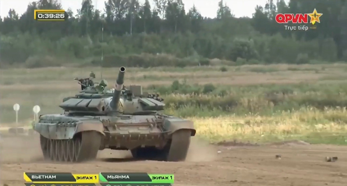 Về đối thủ của chúng ta trong trận bán kết 1 và cũng sẽ là đối thủ trong trận chung kết tới đây. Có thể nói rằng khả năng tác xạ của họ rất hạn chế nhưng bù lại khả năng cơ động, đặc biệt là chạy đua tốc độ trên đoạn đường thẳng rất đáng gờm. Họ thường xuyên bỏ qua các bài bắn và chấp nhận chạy phạt để tiết kiệm thời gian, cũng có thể nói đây chính là điểm bất cập của Tank Biathlon nhưng cũng là lợi thế lớn cho các đội ở bảng 2 vốn tác xạ rất kém trừ đội Việt Nam. Ảnh: Xe tăng đội Myanmar cơ động tốc độ cao trong trận bán kết 1 của bảng 2.