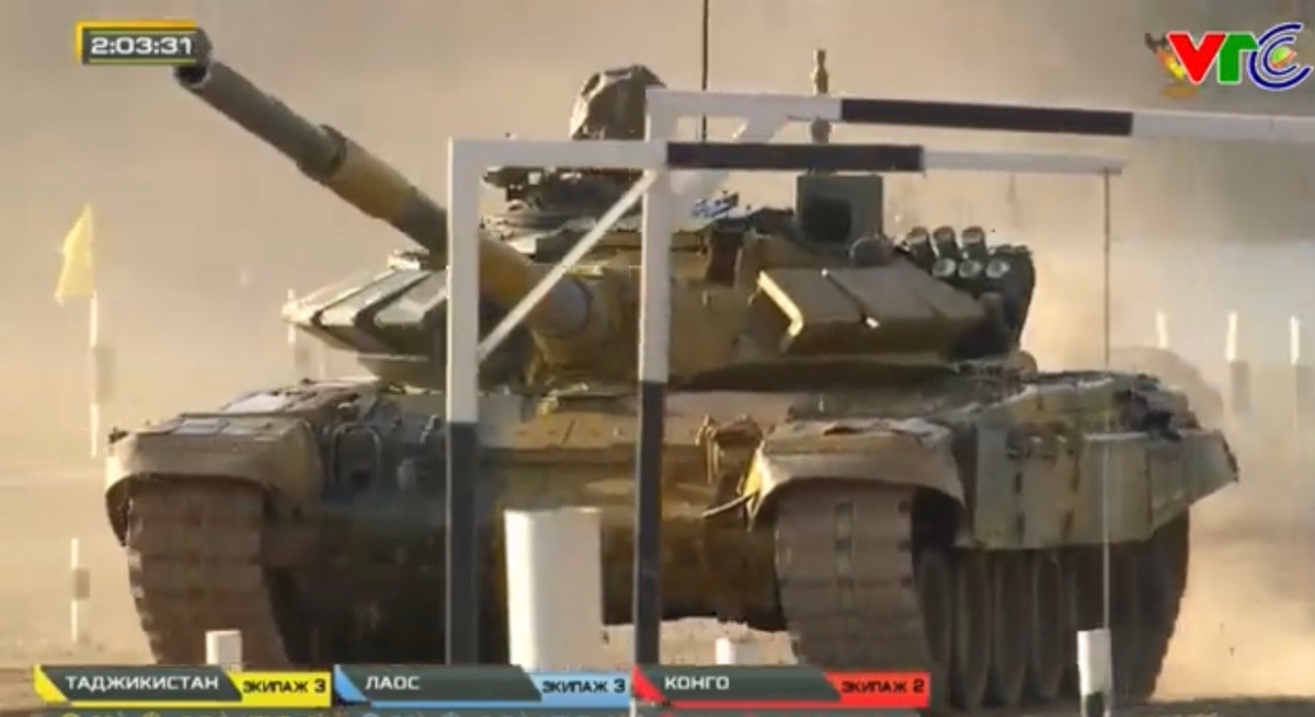 Có thể nói rằng, hai đối thủ Tajikistan và Lào có thành tích bắn mục tiêu còn kém hơn cả Myanmar rất nhiều, đồng thời kỹ năng cơ động cao cũng chưa tốt bằng hai đội ở trận bán kết 1. Dẫu vậy, mọi đối thủ ở vòng chung kết đều vô cùng khó chơi và không thể xem thường bởi họ vẫn có thể có khả năng bứt phá tuyệt vời. Ảnh: Xe tăng của đội Tajikistan vượt hào chống tăng. 