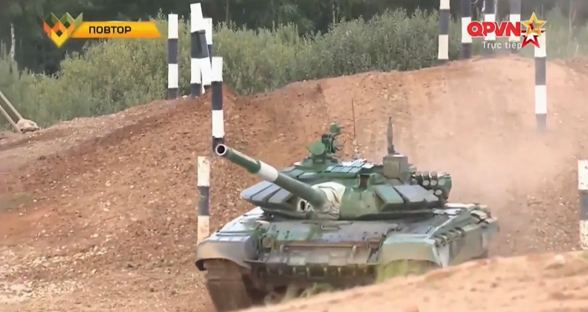 Trình độ sử dụng khí tài của kíp xe Myanmar vẫn còn nhiều nhược điểm, có thể ví dụ như cách họ tác xạ bài súng máy 12.7mm của trưởng xe. Khi ngắm bắn mục tiêu bằng súng máy 12.7mm, trưởng xe chỉ sử dụng khe ngắm cơ khí mà không sử dụng kính ngắm quang học được cấp phát khiến cho hiệu quả tác chiến là vô cùng thấp. Đây là thực tế xuất phát từ việc Myanmar trong nước chỉ có xe tăng T72S phiên bản cũ hơn, vốn dĩ không có nhiều trang bị mới như trên T72B3 khiến đội bạn có phần bỡ ngỡ. Ảnh: Xe tăng đội Myanmar cơ động vượt dốc nghiêng mái nhà.