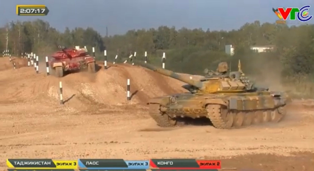 Hai đối thủ còn lại của chúng ta vừa được xác định trong trận bán kết 2 của bảng 2 diễn ra chiều ngày 2/9 đó là Tajikistan và Lào. Như vậy, vòng chung kết Tank Biathlon bảng 2 năm nay sẽ bao gồm 4 đội là Việt Nam, Myanmar, Tajikistan và Lào. Trong đó, thành tích vòng bán kết tốt nhất là đội Myanmar và đội Congo là đội duy nhất bị loại ở vòng này. Ảnh: Xe tăng của đội Tajikistan và Congo cùng hành tiến vượt dốc mái nhà.