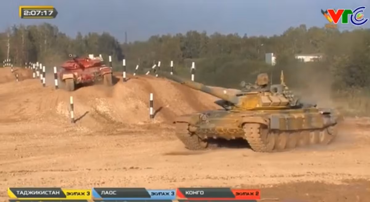 Hai đối thủ còn lại của chúng ta vừa được xác định trong trận bán kết 2 của bảng 2 diễn ra chiều ngày 2/9 đó là Tajikistan và Lào. Như vậy, vòng chung kết Tank Biathlon bảng 2 năm nay sẽ bao gồm 4 đội là Việt Nam, Myanmar, Tajikistan và Lào. Trong đó, thành tích vòng bán kết tốt nhất là đội Myanmar và đội Congo là đội duy nhất bị loại ở vòng này. Ảnh: Xe tăng của đội Tajikistan và Congo cùng hành tiến vượt dốc mái nhà.