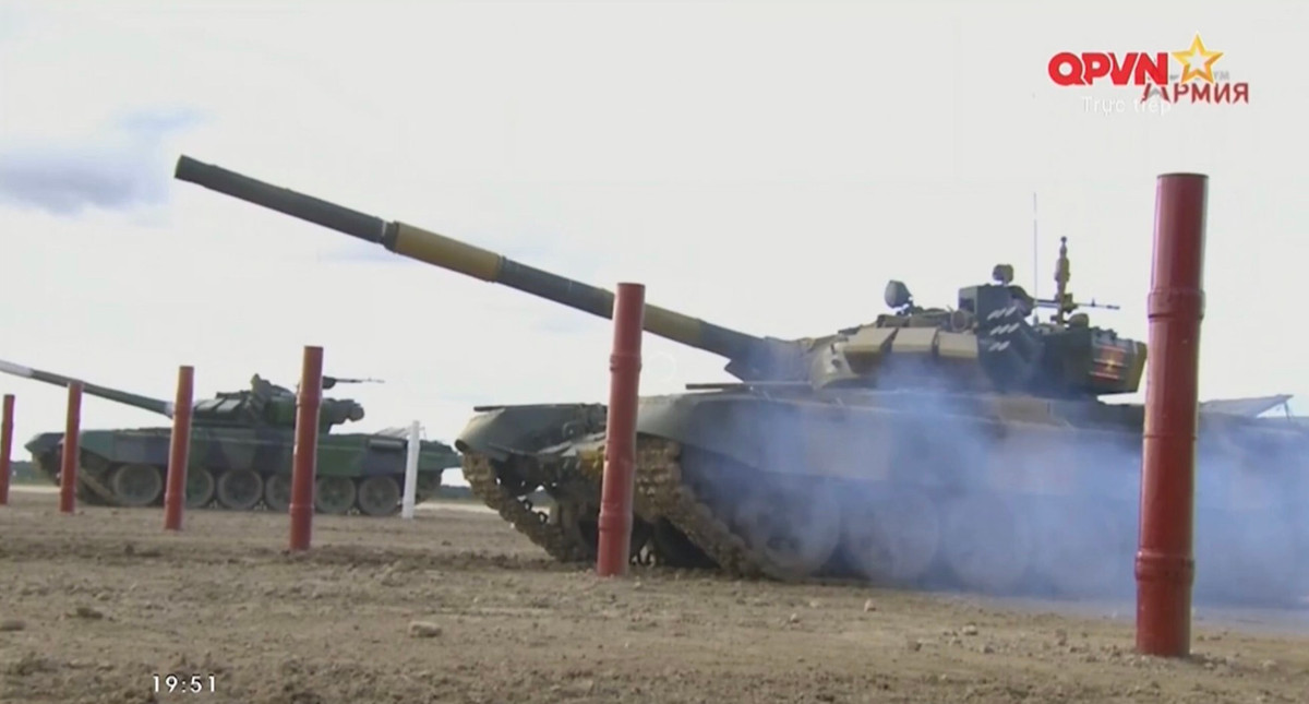 Bước vào thi đấu, cả hai đội đều đã cố gắng phô diễn tối đa một kỹ năng để có thể đạt lợi thế lớn trước đối thủ. Đội tuyển Việt Nam ở kíp xe số 1 đã thi đấu có phần nhỉnh hơn đội bạn rất nhiều, kể cả trong giai đoạn đua tốc độ hay tác xạ mục tiêu. Ảnh: Xe tăng đội tuyển Myanmar và Việt Nam chuẩn bị bước vào thi đấu.