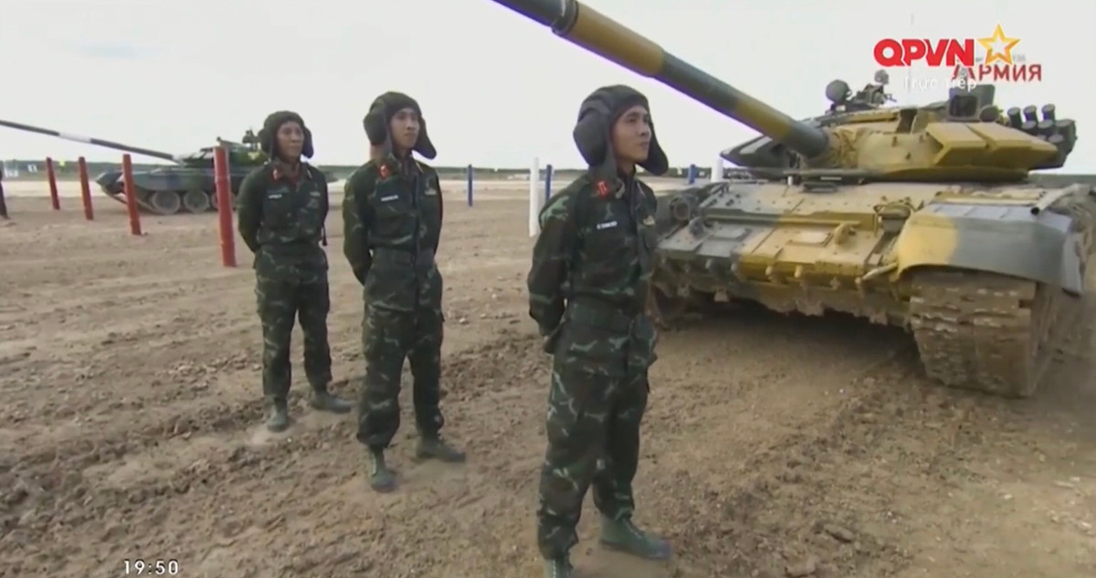 Chiều ngày 1/9 vừa qua, tại thao trường Alabino ngoại ô thủ đô Moscow, trận bán kết 1 của bảng 2 giải “Xe tăng hành tiến ~ Tank Biathlon 2020” đã diễn ra giữa hai đội tuyển Việt Nam (với xe màu vàng) và Myanmar (với xe màu xanh lá). Hai đội đã cống hiến cho khán giả một trận đấu tuyệt vời với nhiều tình huống hấp dẫn và kịch tính, thành tích là sát nút nhau. Ảnh: Kíp lái số 1 của Đội tuyển xe tăng Việt Nam chuẩn bị bước vào thi đấu cùng đối thủ Myanmar tại trận bán kết 1.