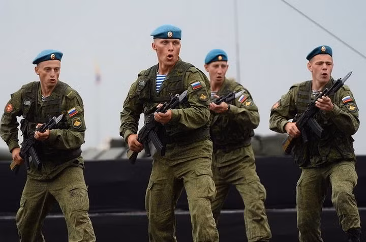 Các loại vũ khí cấp phát đều phải được đảm bảo kiểm tra nghiêm ngặt cũng như tiêu độc khử trùng cẩn thận. Tiếp theo đó, trong thời gian này cũng sẽ tiến hành bốc thăm chia nhóm, trọng tài và học về thể lệ cuộc thi. Ảnh: Binh sĩ lực lượng lính dù mũ nồi xanh Nga biểu diễn tại buổi Khai mạc Army Games.