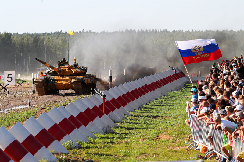 Trong ngày 23/8, lễ khai mạc cuộc thi sẽ được tổ chức với sự tham gia của Bộ trưởng Quốc phòng Nga - Sergei Shoigu. Thứ trưởng Quốc phòng Nga sẽ giữ vai trò lãnh đạo đội tuyển nước nhà tham dự cuộc thi lần này. Tổ chức cuộc thi và đạt kết quả thành công trên đấu trường là nhiệm vụ quan trọng hàng đầu của Quân đội Nga trong nửa cuối năm nay. Ảnh: Phần thi xe tăng tại Army Games luôn là phần thi được mong chờ nhất.