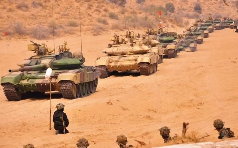 Chiến lược chính của Ấn Độ là tiếp tục tăng số lượng xe tăng trong biên chế lên tới 4.500 chiếc, đưa Ấn Độ trở thành cường quốc thứ tư thế giới về số lượng xe tăng, chỉ sau Nga, Mỹ và Trung Quốc; vượt xa đại kình địch Pakistan. Vì vậy trước mắt, số lượng T-90 Bhishma tiếp tục gia tăng về số lượng trong Quân đội Ấn Độ. Ảnh: Xe tăng Ấn Độ trong cuộc tập trận Akraman II.