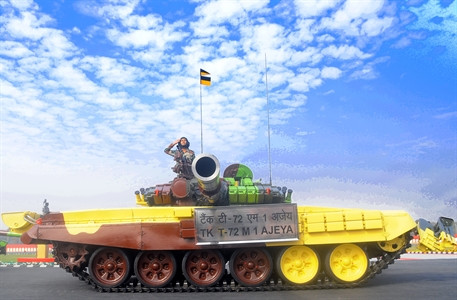 Tuy nhiên, cho đến nay, T-90 vẫn chưa phải là loại xe tăng có số lượng lớn nhất trong Quân đội Ấn Độ; xe tăng có số lượng lớn nhất trong quân đội Ấn Độ hiện nay là loại T-72M1, với số lượng khoảng 2.000 chiếc. Ảnh: Xe tăng T-72M1 Adjaya của Ấn Độ.