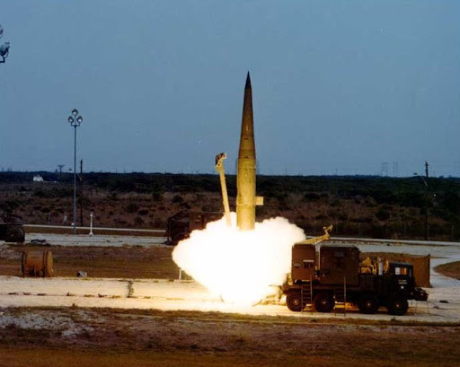 Việc Mỹ vào tháng 8/2019 đơn phương rút khỏi INF, đồng nghĩa là Mỹ sẽ được quyền phát triển loại tên lửa nguy hiểm này; với tầm bắn 5.000 km, tên lửa đạn đạo của Mỹ có thể bố trí ở Guam; nếu tầm bắn 2.000 km, thì loại tên lửa này phải đặt ở Nhật Bản hoặc Hàn Quốc. Ảnh: Trận địa tên lửa Pershing II khai hỏa - Nguồn: Wikipedia.