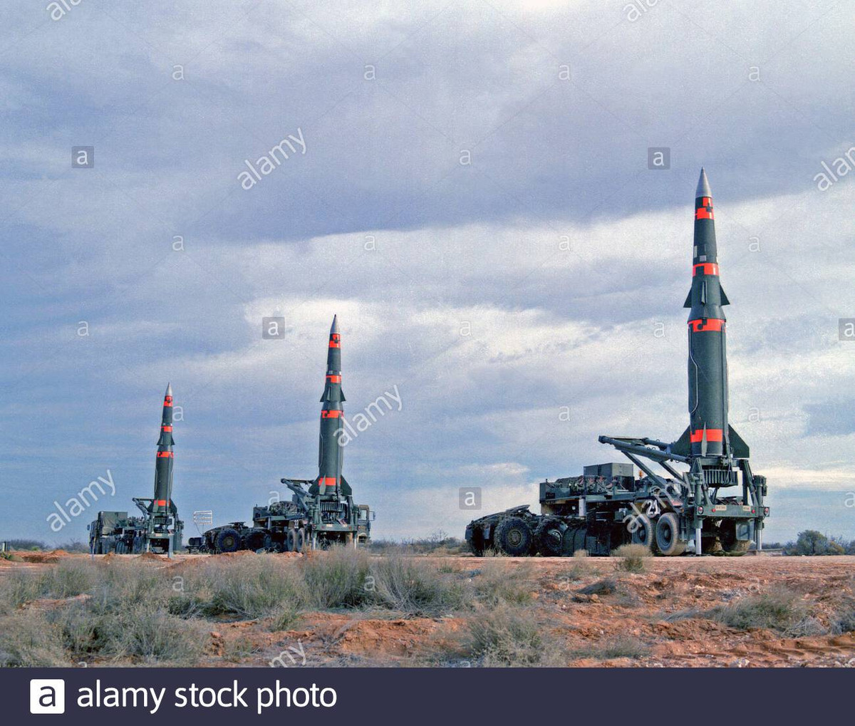 Tên lửa đạn đạo Pershing-2 của Mỹ khi đó có nhiều ưu điểm vượt trội như sử dụng phương thức dẫn đường kết hợp giữa quán tính và radar kỹ thuật số tiên tiến nhất lúc bấy giờ, cùng với động cơ lực đẩy vector, cho phép tên lửa cơ động và thay đổi quỹ đạo dễ dàng. Do vậy, tên lửa có mức chính xác cao và khó đánh chặn. Ảnh: Một trận địa tên lửa tầm trung Pershing II - Nguồn: Alamy Stock.