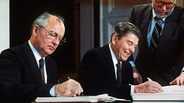 Sau khi Mỹ và Liên Xô ký INF vào năm 1987, theo những điều khoản của Hiệp định, Liên Xô và Mỹ ngoài phá hủy số tên lửa và bệ phóng tên lửa đạn đạo, hành trình, thì phải dỡ bỏ toàn bộ dây chuyền sản xuất và hủy bỏ tài liệu kỹ thuật liên quan. Ảnh: Tổng Bí thư Đảng Cộng sản Liên Xô Gorbachyov (trái) và Tổng thống Mỹ Ronald Reagan ký Hiệp định INF năm 1987.
