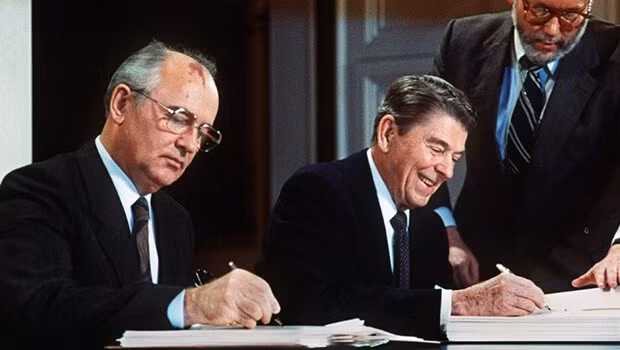 Sau khi Mỹ và Liên Xô ký INF vào năm 1987, theo những điều khoản của Hiệp định, Liên Xô và Mỹ ngoài phá hủy số tên lửa và bệ phóng tên lửa đạn đạo, hành trình, thì phải dỡ bỏ toàn bộ dây chuyền sản xuất và hủy bỏ tài liệu kỹ thuật liên quan. Ảnh: Tổng Bí thư Đảng Cộng sản Liên Xô Gorbachyov (trái) và Tổng thống Mỹ Ronald Reagan ký Hiệp định INF năm 1987.