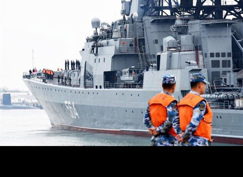 Nga là một cường quốc quân sự vô cùng hùng mạng trên thế giới, với một lực lượng hải quân có sức mạnh hàng đầu toàn cầu cùng một ngành công nghiệp đóng tàu phát triển vượt trội từ thời Liên Xô, tự chủ chế tạo được những con tàu chiến hàng vạn tấn. Trung Quốc, một quốc gia đang vươn mình mạnh mẽ, từ lâu đã phải nhập khẩu nhiều tàu chiến từ Nga, thì nay thời thế đổi thay, lại là nhà cung cấp động cơ cho những con tàu hải quân Nga mới. Một sự thực vô cùng kinh ngạc mà ít người biết tới. Ảnh: Tàu chiến Nga cập cảnh căn cứ Thanh Đảo của Trung Quốc trong cuộc diễn tập hải quân song phương giữa hai nước vào tháng 4/2019