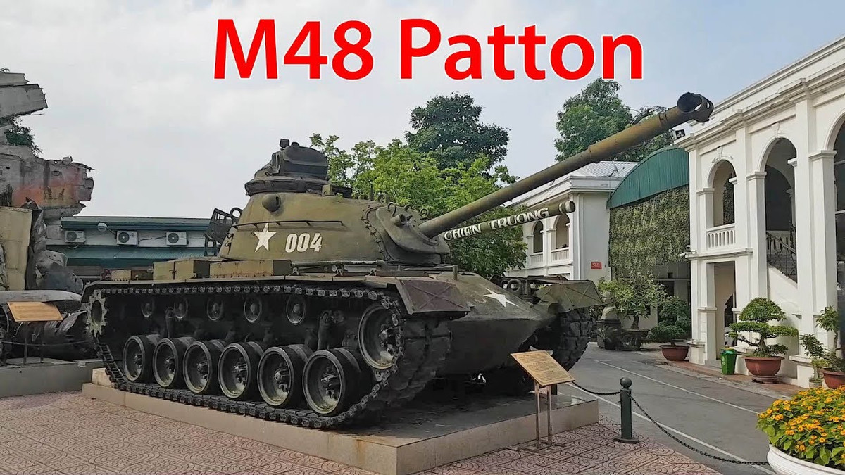 M48 Patton được trang bị hệ thống kiểm soát hỏa lực tiên tiến, cho phép nó tiêu diệt 50% số mục tiêu trong tầm bắn hiệu quả ở ngay ở loạt bắn đầu tiên. Kíp xe đã giảm từ 5 xuống còn 4 người; tháp pháo được trang bị lớp giáp dày hơn, có thể chống lại được các loại đạn chống tăng của Liên Xô (tính đến thời điểm đó). Ảnh: Xe tăng M48 Patton - Nguồn: Wikipedia.