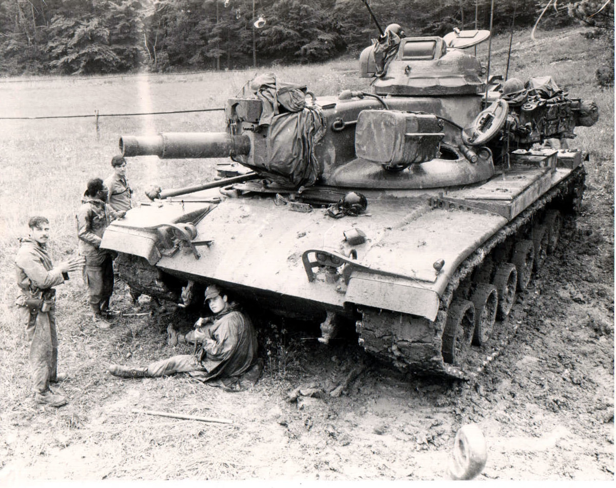 Phiên bản nâng cấp thứ hai của M60 là M60A2 với mục đích trang bị một pháo mới có cỡ nòng 155mm có khả năng phóng tên lửa qua nòng; nhưng đây là mẫu cải tiến không thành công, nhưng đem lại những kinh nghiệm quý cho các nhà thiết kế xe tăng Mỹ. Ảnh: Mẫu nâng cấp M60A2 - Nguồn: Tanks-encyclopedia