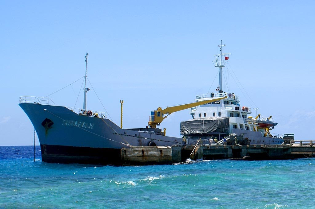 Tàu vận tải lớp Trường Sa: Tàu vận tải lớp Trường Sa là loại tàu do Việt Nam tự nghiên cứu đóng mới. Hạ thuỷ chiếc đầu tiên vào năm 1989 và chính thức biên chế vào hải quân Việt Nam năm 1990 trong đội hình tàu của lữ đoàn 125.