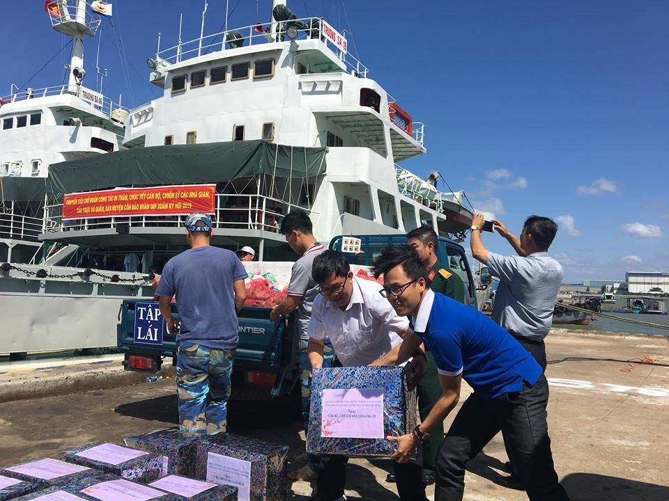 Ảnh: Cán bộ chiến sĩ và nhân dân đang vận chuyển hàng hóa chuẩn bị đưa xuống tàu vận tải để tiếp tế cho các đơn vị và nhân dân trên các đảo ở quần đảo Trường Sa. Nguồn: Baohaiquanvietnam