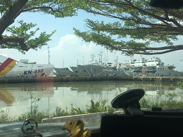 Tàu có lượng giãn nước đầy tải hơn 1000 tấn. Do được khởi đóng ngay sau sự kiện Trung Quốc nổ súng đánh chiếm Gạc Ma năm 1988, lo ngại những sự cố tương tự xảy ra, nên các tàu vận tải này đã được trang bị 2 pháo 2M-3 nòng đôi cỡ 25mm ở phía trước mũi và sau đuôi tàu. Tuy nhiên sau này các khẩu pháo này đã được gỡ ra do không cần thiết. Ảnh: Các tàu vận tải Trường Sa tại cảng. Chiếc Trường Sa đậu trong cùng vẫn còn nguyên pháo 25mm.