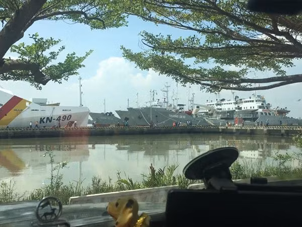 Tàu có lượng giãn nước đầy tải hơn 1000 tấn. Do được khởi đóng ngay sau sự kiện Trung Quốc nổ súng đánh chiếm Gạc Ma năm 1988, lo ngại những sự cố tương tự xảy ra, nên các tàu vận tải này đã được trang bị 2 pháo 2M-3 nòng đôi cỡ 25mm ở phía trước mũi và sau đuôi tàu. Tuy nhiên sau này các khẩu pháo này đã được gỡ ra do không cần thiết. Ảnh: Các tàu vận tải Trường Sa tại cảng. Chiếc Trường Sa đậu trong cùng vẫn còn nguyên pháo 25mm.