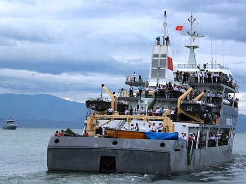 Tàu có lượng giãn nước 2050 tấn, dài 71m và rộng 13.2m, chở được hơn 200 người, được trang bị 2 máy chính cho phép nó đạt vận tốc tối đa 16 hải lý/h. Ảnh: Tàu vận tải 571 chở cán bộ chiến sĩ ra đảo ở Trường Sa.