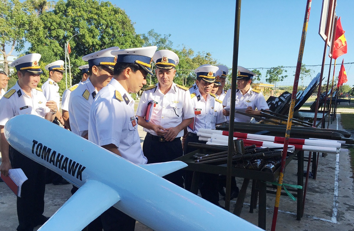 Lữ đoàn có nhiệm vụ đảm nhiệm phòng thủ, canh giữ các đảo, đá, thực thể ở quần đảo Trường Sa. Ảnh: Cán bộ hải quân kiểm tra mô hình học cụ của lữ đoàn 146.