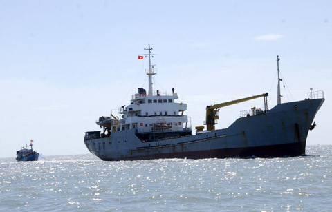 Đây là loại tàu có nhiệm vụ vận tải hạng nặng hàng hoá tiếp tế cho các đảo tiền tiêu, nhà dàn DK1, tuần tra, bảo vệ thềm lục địa, giúp đỡ, cứu nạn tàu cá ngư dân gặp nạn trên biển. Ảnh: Tàu vận tải Trường Sa trên biển.