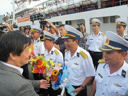 Qua hơn 40 năm trưởng thành và phát triển, Lữ đoàn luôn đoàn kết chặt chẽ, nêu cao ý chí quyết thắng vượt qua mọi khó khăn, gian khổ, hy sinh, ra sức xây dựng, bảo vệ vững chắc chủ quyền của Tổ quốc trên quần đảo Trường Sa, lập nhiều chiến công xuất sắc, được Đảng, Nhà nước phong tặng danh hiệu cao quý "Anh hùng lực lượng vũ trang nhân dân". Ảnh: Tiễn đoàn cán bộ chiến sĩ lữ đoàn 146 ra thực hiện nhiệm vụ ở quần đảo Trường Sa. Video Bảo vệ chủ quyền Hoàng Sa, Trường Sa trước âm mưu của Trung Quốc - Nguồn: VTC16