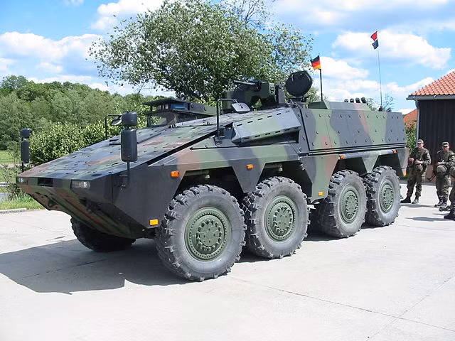 Xu hướng phát triển xe chiến đấu bánh lốp (ACV) thế hệ mới hiện nay là sử dụng tổ hợp thông dụng hóa, trên cơ sở khung gầm cơ bản phát triển nhiều cấu hình khác nhau, gồm xe bọc thép chở quân (APC), xe chiến đấu bộ binh (IFV), xe tăng bánh lốp, xe mang phóng tên lửa chống tăng,... hình thành hệ thống trang bị đầy đủ chủng loại gồm cả xe chiến đấu và xe bảo đảm. Ảnh: ACV Boxer (Đức) - Nguồn: Armedforces