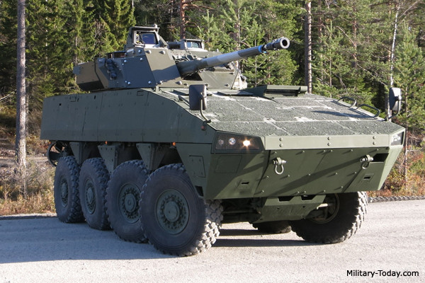 Tương tự, với thùng nhiên liệu được bọc thép kín khi bị bắn trúng, hỏa hoạn bên trong khoang động cơ cũng không ảnh hưởng tới khoang đạn và khoang lái. Các tấm giáp chuyên dụng gắn bên trong xe đã tăng độ cứng cho kết cấu toàn bộ thân xe và gầm xe, tăng cường đáng kể năng lực chống mìn và các thiết bị nổ tự tạo. Ảnh: ACV AMV35 được thiết kế đặc biệt để đáp ứng yêu cầu của Lục quân Australia - Nguồn: Military Today