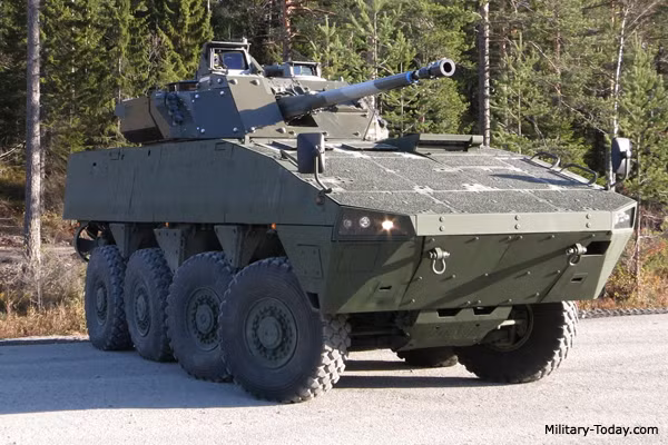 Tương tự, với thùng nhiên liệu được bọc thép kín khi bị bắn trúng, hỏa hoạn bên trong khoang động cơ cũng không ảnh hưởng tới khoang đạn và khoang lái. Các tấm giáp chuyên dụng gắn bên trong xe đã tăng độ cứng cho kết cấu toàn bộ thân xe và gầm xe, tăng cường đáng kể năng lực chống mìn và các thiết bị nổ tự tạo. Ảnh: ACV AMV35 được thiết kế đặc biệt để đáp ứng yêu cầu của Lục quân Australia - Nguồn: Military Today