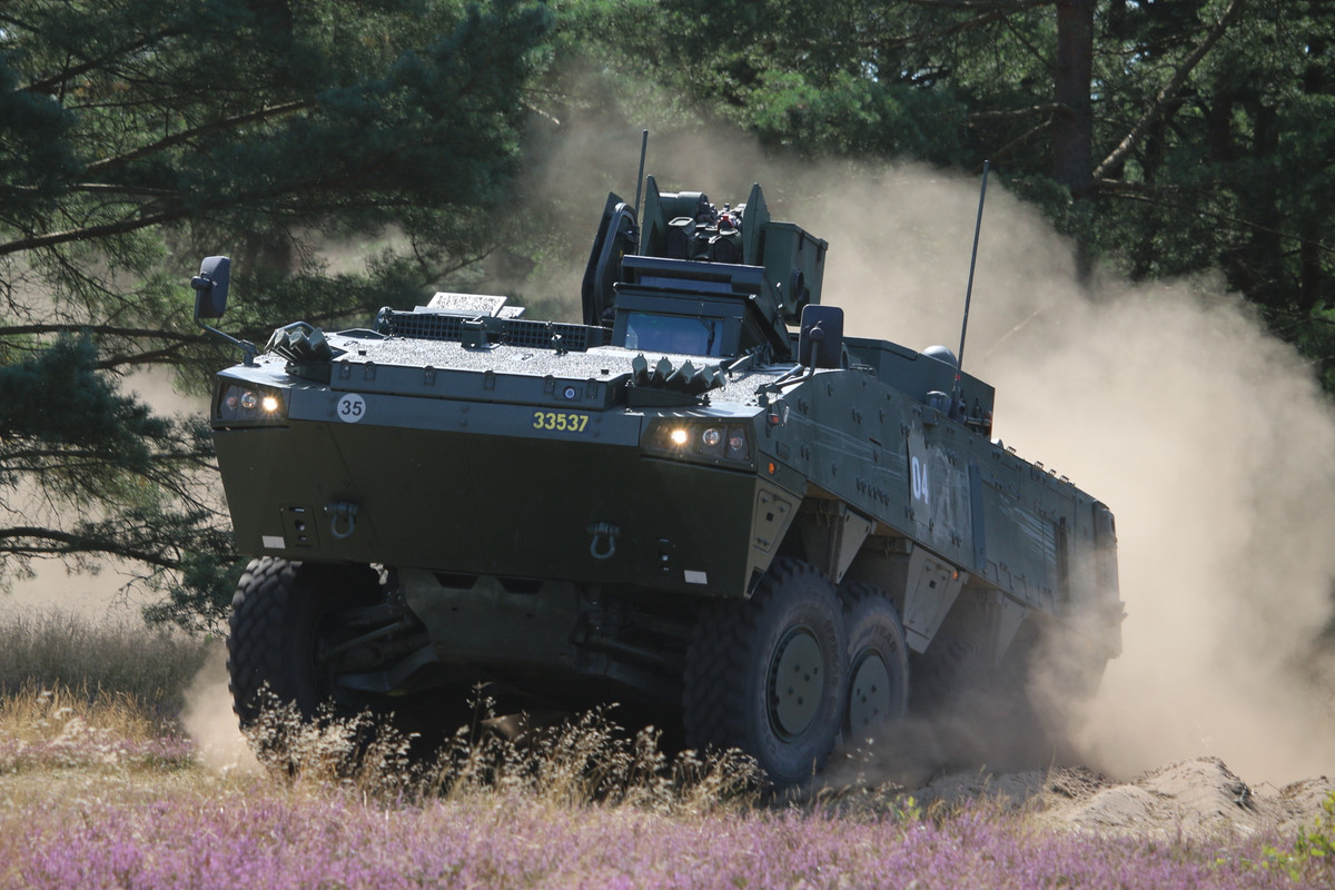 Cùng với tăng cường về khả năng bảo vệ, hỏa lực, xu hướng phát triển ACV mới hiện nay là tăng cường khả năng cơ động; các loại ACV bánh lốp thế hệ mới sử dụng chung một loại cơ cấu truyền động nhất thể hóa với động cơ tăng áp, công suất ngày càng lớn, hộp số tự động; vận tốc tối đa trên đường đến 100 km/h, tầm hoạt động trên 500 km. Ảnh: Các ACV hiện đại có khả năng cơ động không kém xe bánh xích - Nguồn: Pinterest