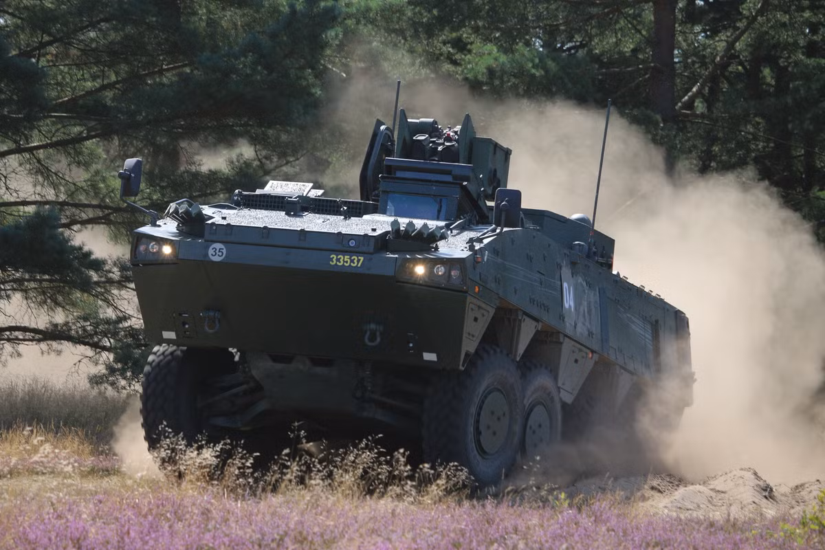 Cùng với tăng cường về khả năng bảo vệ, hỏa lực, xu hướng phát triển ACV mới hiện nay là tăng cường khả năng cơ động; các loại ACV bánh lốp thế hệ mới sử dụng chung một loại cơ cấu truyền động nhất thể hóa với động cơ tăng áp, công suất ngày càng lớn, hộp số tự động; vận tốc tối đa trên đường đến 100 km/h, tầm hoạt động trên 500 km. Ảnh: Các ACV hiện đại có khả năng cơ động không kém xe bánh xích - Nguồn: Pinterest