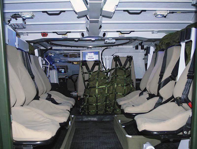 Các khoang chức năng trên xe được ngăn cách hoàn toàn với khoang đạn và động cơ, toàn bộ kíp xe được bố trí trong một khoang độc lập, được bọc thép, nâng cao đáng kể khả năng sống còn cho kíp xe. Trong trường hợp khoang đạn trên xe bị bắn trúng và phát nổ, thì cũng ít gây nguy hiểm tới kíp xe. Ảnh: Khoang chiến đấu của ACV RG35 (Nam Phi) - Nguồn: VBCI