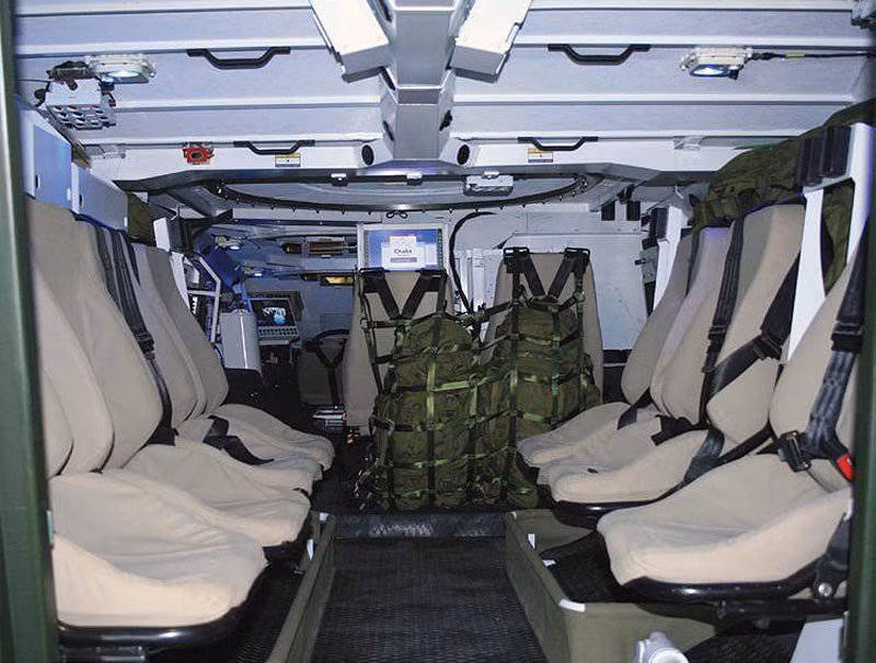 Các khoang chức năng trên xe được ngăn cách hoàn toàn với khoang đạn và động cơ, toàn bộ kíp xe được bố trí trong một khoang độc lập, được bọc thép, nâng cao đáng kể khả năng sống còn cho kíp xe. Trong trường hợp khoang đạn trên xe bị bắn trúng và phát nổ, thì cũng ít gây nguy hiểm tới kíp xe. Ảnh: Khoang chiến đấu của ACV RG35 (Nam Phi) - Nguồn: VBCI