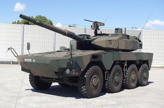 Mặc dù là xe chiến đấu bánh lốp, nhưng việc tăng cường sức mạnh hỏa lực cho xe luôn được quan tâm, ACV thế hệ mới hiện nay thường được trang bị tháp pháo, mô-đun vũ khí điều khiển từ xa kết hợp với hệ thống điều khiển hỏa lực tiên tiến, chủng loại vũ khí đa năng, đa dạng kiểu mới, kể cả vũ khí bổ trợ và có cỡ nòng lớn, có thể bắn được nhiều loại đạn khác nhau, thậm chí cả tên lửa chống tăng. Ảnh: Ngoài cỡ pháo 30mm là chủ lực, ACV còn trang bị cả pháo 105 mm - Nguồn: Nguồn: Wikipedia.