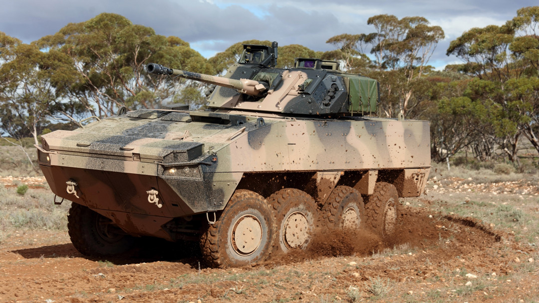 Trong quá trình nghiên cứu chế tạo ACV thế hệ mới, quân đội các nước đặc biệt quan tâm tới yếu tố con người, mở rộng không gian khoang làm việc, lắp đặt ghế ngồi chuyên dụng, thiết bị hiển thị kiểu cảm ứng, trang bị nhiều hệ thống bảo đảm bao gồm cả cơ cấu lọc thông gió, hệ thống điều hòa nhiệt độ, để cải thiện môi trường làm việc, tạo cảm giác thoải mái cho kíp xe. Ảnh: ACV AMV-35 của BAE được Lục quân Australia lựa chọn trang bị - Nguồn: BAE