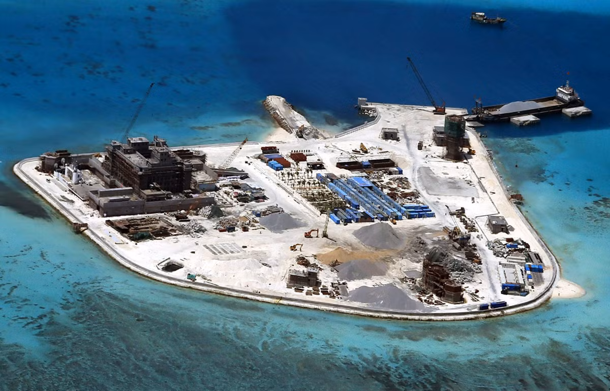 Báo cáo cũng cho rằng, thông qua quan sát tình hình xây dựng cơ sở hạ tầng đối với các bãi đá ở Biển Đông và tình hình bố trí lực lượng của Trung Quốc trong thời gian gần đây, có thể cơ bản phán đoán ra tiến độ thời gian Trung Quốc thiết lập vùng nhận diện phòng không ở Biển Đông. Ảnh: Trung Quốc xây dựng trái phép trên quần đảo Hoàng Sa của Việt Nam.