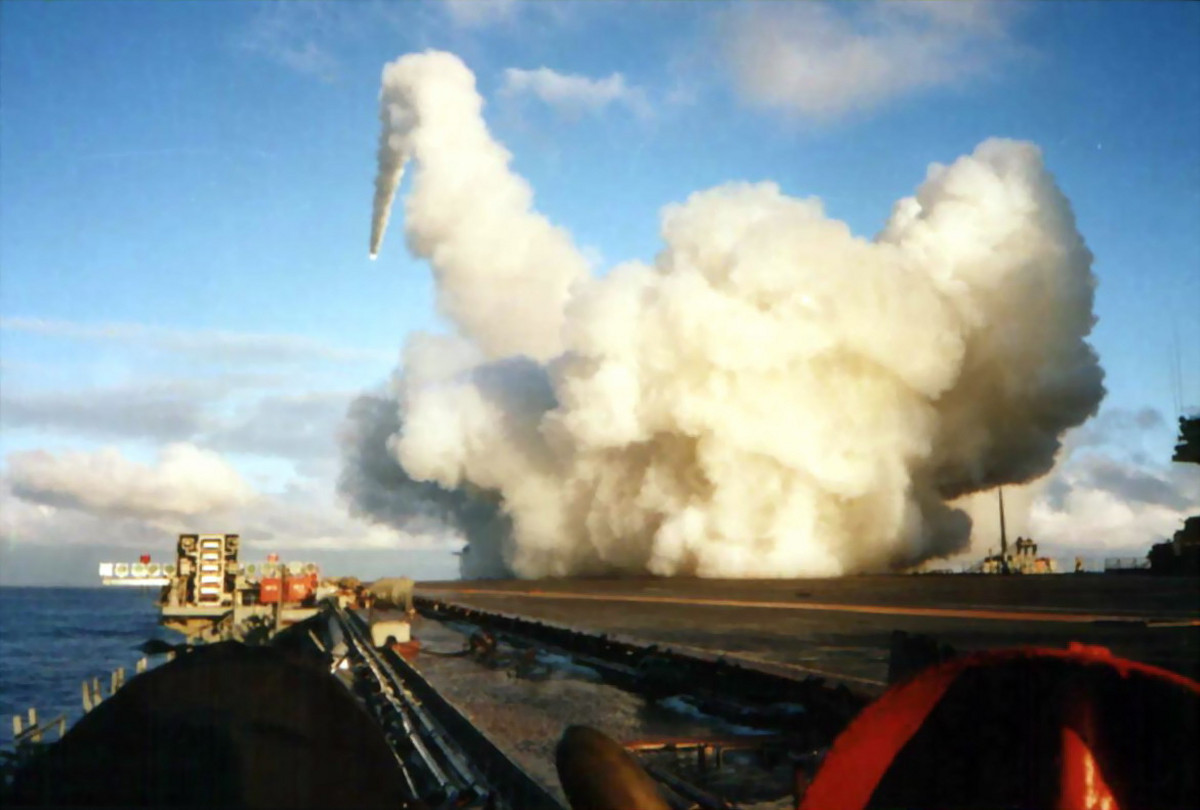 Mặc dù những tàu sân bay trên chưa được chế tạo vì một loạt lý do, nhưng tại thời điểm này, ý tưởng thiết kế tàu sân bay Liên Xô ít nhất là không lạc hậu, cũng tương tự như các tàu sân bay đang phát triển của Mỹ và Anh, và tất cả đều tập trung vào việc ưu tiên máy bay trên hạm. Ảnh: Tàu sân bay Kuznetsov phóng tên lửa chống hạm Granit. 