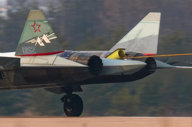 Theo kế hoạch, máy bay Su-57 sẽ được bàn giao thành hai giai đoạn, trước năm năm 2025, Su-57 vẫn trang bị động cơ thế hệ thứ tư; và sau năm 2025, Su-57 lúc này mới hoàn toàn được trang bị động cơ thế hệ thứ năm.