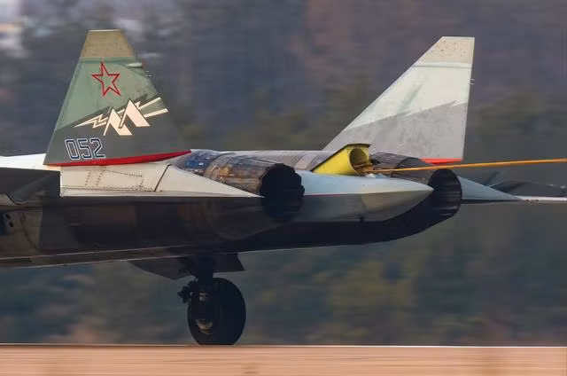 Theo kế hoạch, máy bay Su-57 sẽ được bàn giao thành hai giai đoạn, trước năm năm 2025, Su-57 vẫn trang bị động cơ thế hệ thứ tư; và sau năm 2025, Su-57 lúc này mới hoàn toàn được trang bị động cơ thế hệ thứ năm.