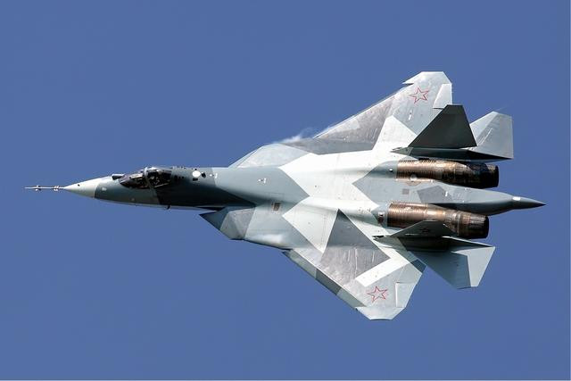 Máy bay chiến đấu Su-57, là máy bay năm thế hệ duy nhất của Nga; đây là loại máy bay gây tranh cãi kể từ khi xuất hiện. Những tranh cãi này thường tập trung ở hai vấn đề, đó là sự chỉ trích về hiệu suất tàng hình và những nghi ngờ về khả năng các thiết bị điện tử hàng không của máy bay.