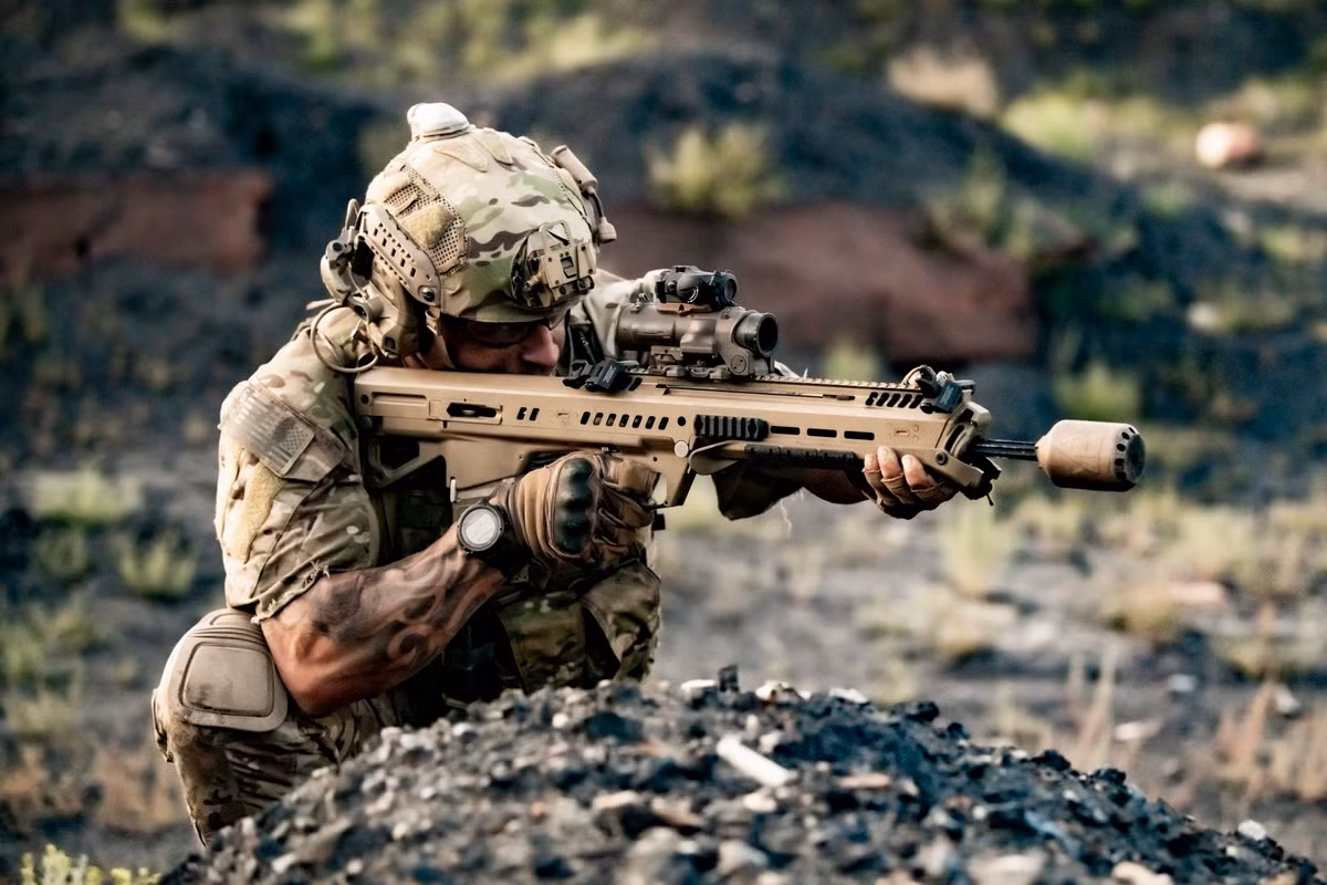 Mới đây, quân đội Mỹ đã bắt đầu phát triển chương trình NGSW (Next generation squad weapon) – Vũ khí tiểu đội thế hệ tiếp theo để chọn ra hai mẫu súng trường (Rifle) và súng trường tự động (Auto-rifle) nhằm thay thế cho các mẫu súng cũ đang phục vụ trong các đơn vị chiến đấu của quân đội Mỹ. Đặc biệt mẫu súng này sẽ sử dụng cỡ đạn 6.8mm mới. Ảnh: Súng trường RM277 – một trong 3 mẫu súng tham gia chương trình NGSW.