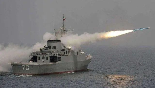 Sau khi Chiến tranh Iran-Iraq kết thúc, Iran không thể mua được các tàu chiến và công nghệ hiện đại từ phương Tây, do vậy Hải quân Iran thực sự không có sự bổ sung nào “chất lượng”; phải đến tận năm 2010, Iran mới hạ thủy tàu khu trục lớp Jamalan. Mặc dù “tự xưng” là tàu khu trục, nhưng lượng giãn nước của Jamalan chỉ 1.500 tấn, và đây là soái hạm của Hải quân Iran.