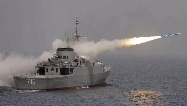 Sau khi Chiến tranh Iran-Iraq kết thúc, Iran không thể mua được các tàu chiến và công nghệ hiện đại từ phương Tây, do vậy Hải quân Iran thực sự không có sự bổ sung nào “chất lượng”; phải đến tận năm 2010, Iran mới hạ thủy tàu khu trục lớp Jamalan. Mặc dù “tự xưng” là tàu khu trục, nhưng lượng giãn nước của Jamalan chỉ 1.500 tấn, và đây là soái hạm của Hải quân Iran.