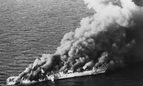 Lực lượng hải quân Iran tương đối mỏng, lại bị hao hụt trong cuộc chiến tranh Iran-Iraq kéo dài 8 năm. Trong cuộc xung đột với Mỹ năm 1988, nhiều tàu chiến của Iran đã bị đánh chìm chỉ trong một ngày; vì vậy, đối đầu với Hải quân Mỹ, Hải quân Iran đã có nhiều bài học xương máu. Ảnh: Tàu hộ vệ Sahand của Iran bốc cháy dữ dội sau đòn tấn công của Mỹ năm 1988.